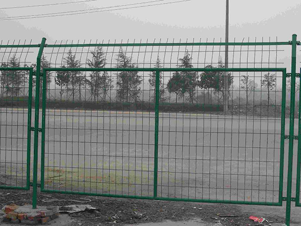 公路护栏网案例 - 安平县博丰金属丝网制品厂图片2